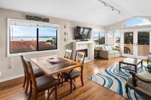 uma sala de jantar com mesa e cadeiras e uma sala de estar em Spectacular Views - Walk to Cannery Row and the Aquarium em Pacific Grove