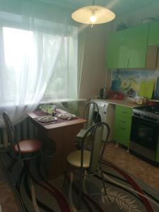 
Кухня или мини-кухня в Apartment 2-ya Yuzhnaya
