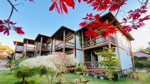 un grand bâtiment avec des feuilles rouges sur lui dans l'établissement Pousada Meu Talento, à Alto Paraíso de Goiás