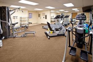 un gimnasio con varias cintas de correr y máquinas cardiovasculares en Candlewood Suites Radcliff - Fort Knox, an IHG Hotel, en Radcliff