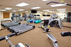 un gimnasio con muchas cintas de correr y máquinas en Candlewood Suites Radcliff - Fort Knox, an IHG Hotel, en Radcliff