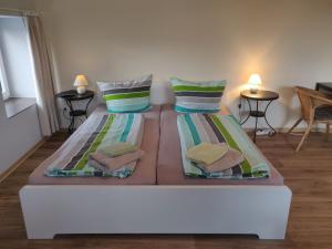 Postel nebo postele na pokoji v ubytování Eiderhufe Zimmer