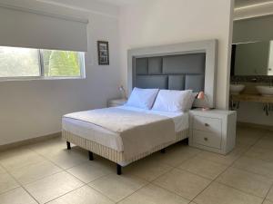 坎昆的住宿－Liverté Armonia 102，一间卧室设有一张大床和一个水槽
