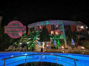 Bazén v ubytování Copacabana Hotel nebo v jeho okolí