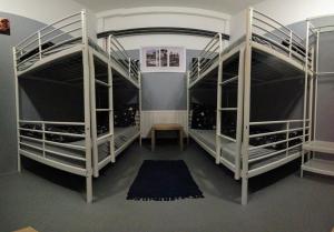 Poschodová posteľ alebo postele v izbe v ubytovaní Hostel Doupě Humpolec