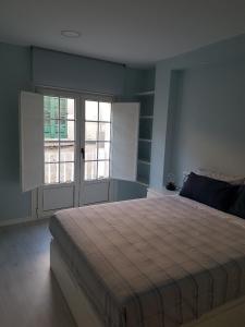 龐特維德拉的住宿－Barcia 1，一间卧室设有一张大床和一个窗户。