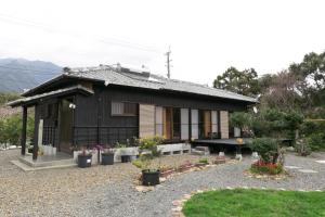 una piccola casa con delle piante davanti di Kumage-gun - House - Vacation STAY 89468 a Yudomari