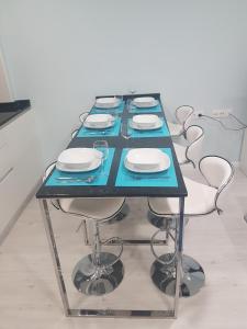 龐特維德拉的住宿－Barcia 1，一张带椅子和盘子的蓝色桌子