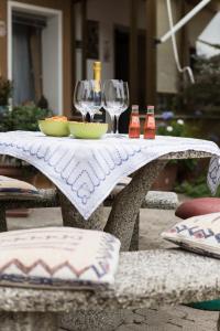 Treppo GrandeにあるCasa Floraのワイングラスと食べ物を入れたテーブル