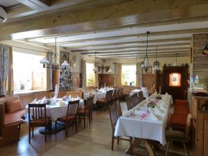 a dining room with white tables and chairs at Schlosswirt Etting in Ingolstadt