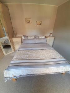 Ein Bett oder Betten in einem Zimmer der Unterkunft Ferienwohnung Morgensonne Kurort Rathen