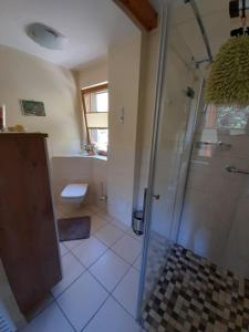Ein Badezimmer in der Unterkunft Ferienwohnung Morgensonne Kurort Rathen