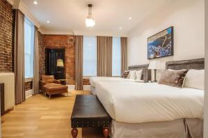 Postel nebo postele na pokoji v ubytování Victorian Hotel