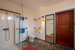 Un baño con inodoro y ducha de cristal. en El Inti 2, en Tinajo 10 fotos más