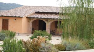 a house with a garden in front of it at Case Vacanza La Dolce Vita in Saturnia
