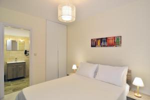 A bed or beds in a room at Villa Stylianna