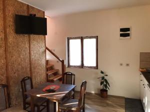 TV i/ili multimedijalni sistem u objektu Apartman Helena