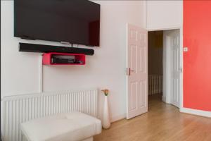 En tv och/eller ett underhållningssystem på 03 Bedroom Apartment-Self Check in