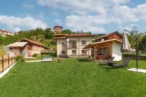 a yard with a house and an umbrella at Villa Samodiva in Yagodina