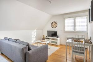 TV a/nebo společenská místnost v ubytování GRAND CONFORT, Appartement Osny