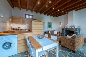 cocina y comedor con mesa y lavavajillas en El Inti 2, en Tinajo