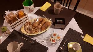 een tafel met een bord eten en een bord brood bij Il Girasole del Lago in Piediluco