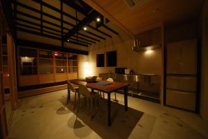 uma cozinha com mesa e cadeiras num quarto em Cominka Hotel Shiki no Ie - Vacation STAY 89847 em Mitake