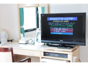 telewizor siedzący na biurku w pokoju w obiekcie Hotel Verfort Hyuga - Vacation STAY 88268 w mieście Hyuga