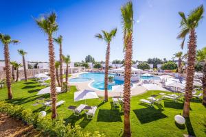 een afbeelding van een resort met palmbomen en een zwembad bij Marelive - CDSHotels in Torre dell'Orso