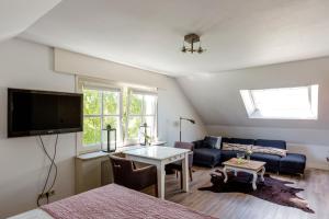 uma sala de estar com um sofá e uma mesa em B&B Wijk aan Duin em Beverwijk