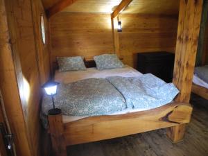 Tempat tidur dalam kamar di Treehouse v Brdech