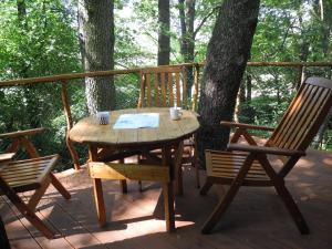 Balkón nebo terasa v ubytování Treehouse v Brdech
