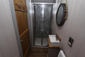 Koupelna v ubytování Springwood Shepherd Huts Glamping York