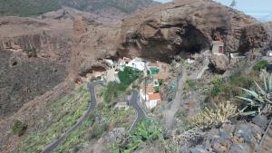 un camino sinuoso a un lado de una montaña en Casa Cueva Manuel y María, en El Juncal