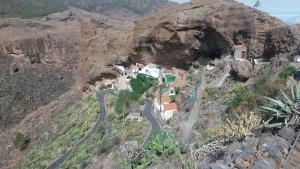 une route sinueuse sur le côté d'une montagne dans l'établissement Casa Cueva Manuel y María, à El Juncal