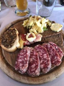 CulturaにあるBar Ristorante Affittacamere Passo Duroneの食卓に肉パンを盛り付けた一皿