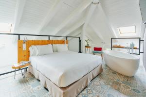 A bed or beds in a room at Hotel Arrey Alella