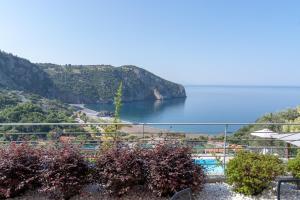a view of the ocean from a resort at Αlissachne Suites in Limnionas