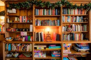 a book shelf filled with lots of books at Timberholm Inn in Stowe