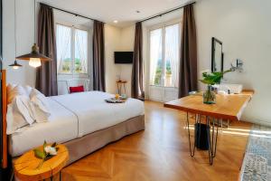 A bed or beds in a room at Hotel Arrey Alella