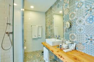 A bathroom at Hotel Arrey Alella