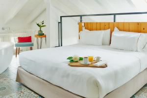A bed or beds in a room at Hotel Arrey Alella