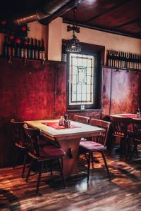 d'une salle à manger avec une table, des chaises et une fenêtre. dans l'établissement Gasthaus zum Löwen, à Francfort-sur-le-Main