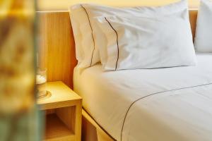 A bed or beds in a room at Hotel Arrey Alella