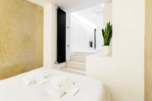 um quarto com uma cama branca e 2 toalhas em Campo de' Fiori - Apt 1 em Roma