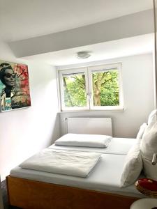 uma cama num quarto com duas janelas em Ferienwohnung Möwe 14 em Schleswig