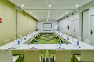 a conference room with a long table and chairs at Hotel Arrey Alella in Alella