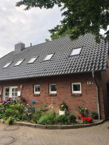 uma casa de tijolos com clarabóias no telhado em Ferienwohnung Möwe 14 em Schleswig