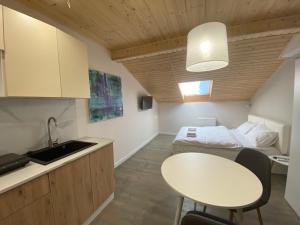 cocina y dormitorio con cama y mesa en Квартира на вулиці Лесі Українки 19, en Leópolis