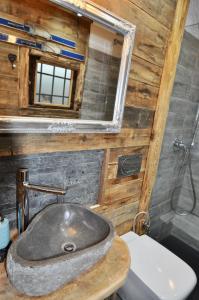 y baño con lavabo y espejo. en Magnifica tavernetta di la Thuile en La Thuile